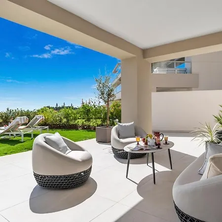 Exclusive Stunning Views, Pool & Golf Appartement