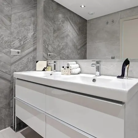 Exclusive Stunning Views, Pool & Golf Appartement