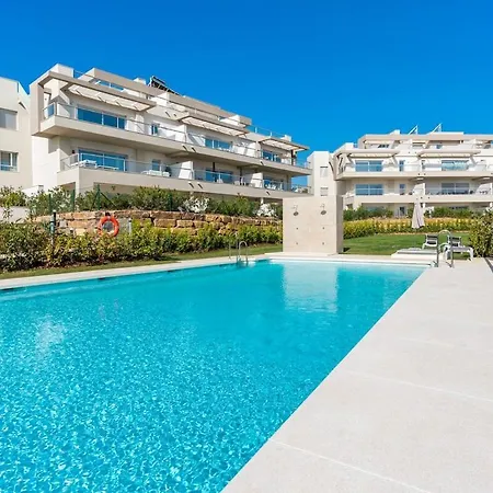 Exclusive Stunning Views, Pool & Golf Appartement